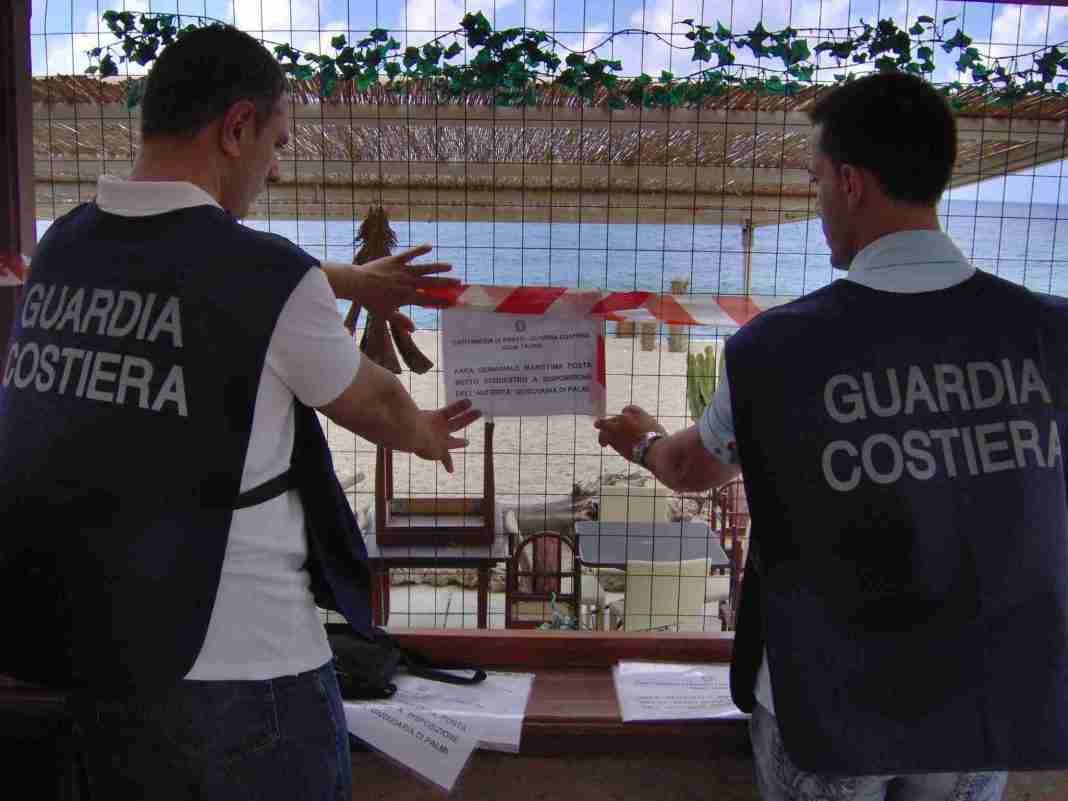 Palmi: La Capitaneria sequestra alcune strutture sulla spiaggia
