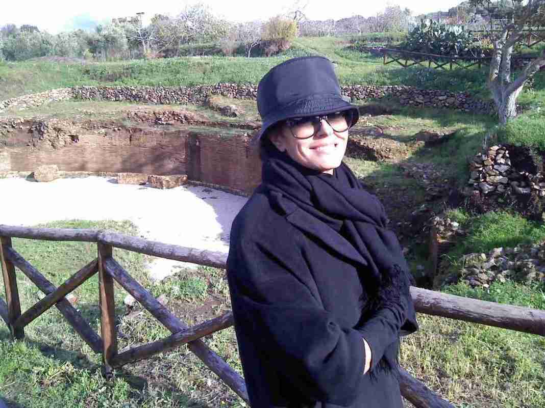 Maria Grazia Cucinotta visita il Parco Archeologico dei Taureani