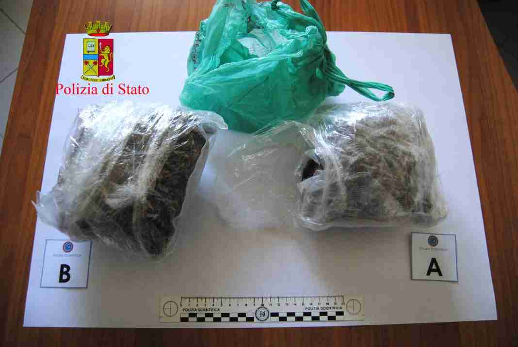 Viaggiavano in auto con la cannabis, arrestati tre ragazzi.