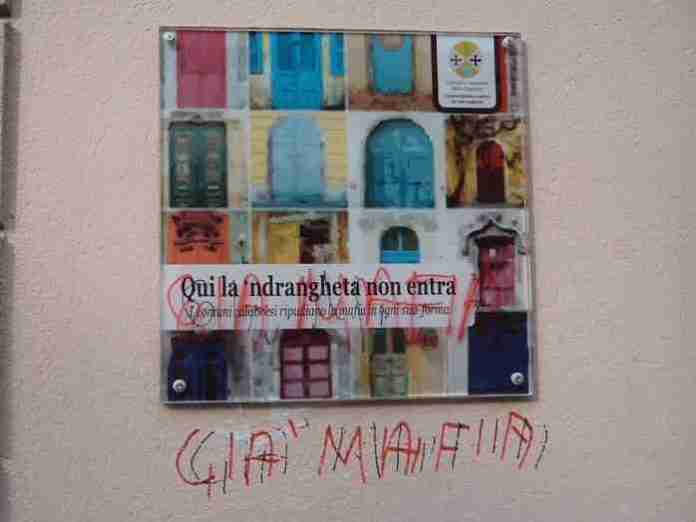 La targa imbrattata 2