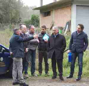 Una fase della consegna dei lavori sulla Sp4