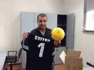 Mammoliti con la maglia autografata da Buffon