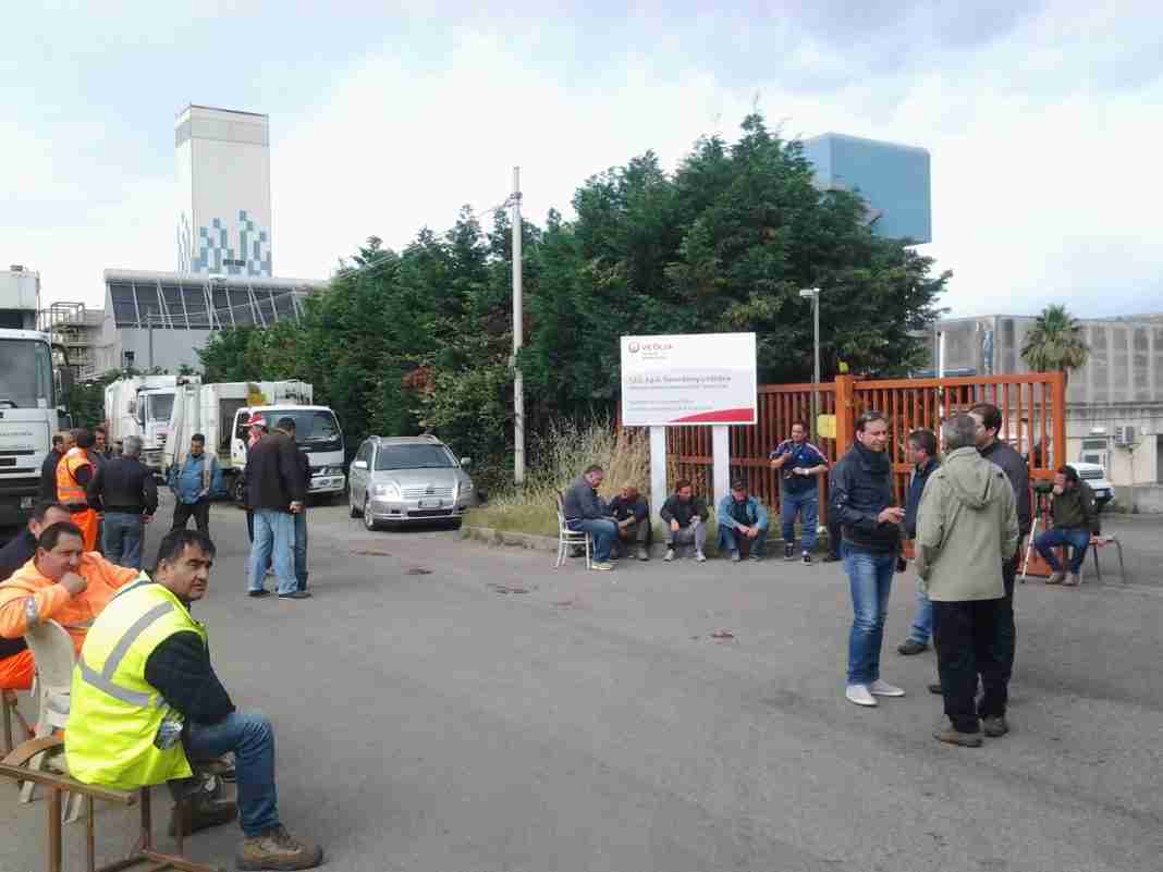 Piana Ambiente: gli ex dipendenti bloccano l’inceneritore