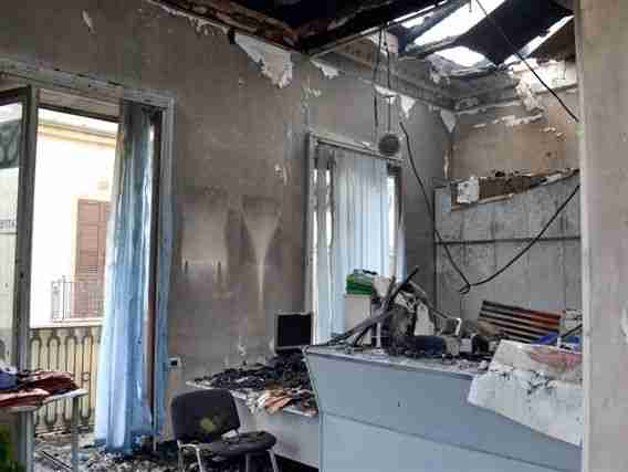 Palmi: vigili al lavoro per spegnere un incendio in piazza Primo maggio (foto)