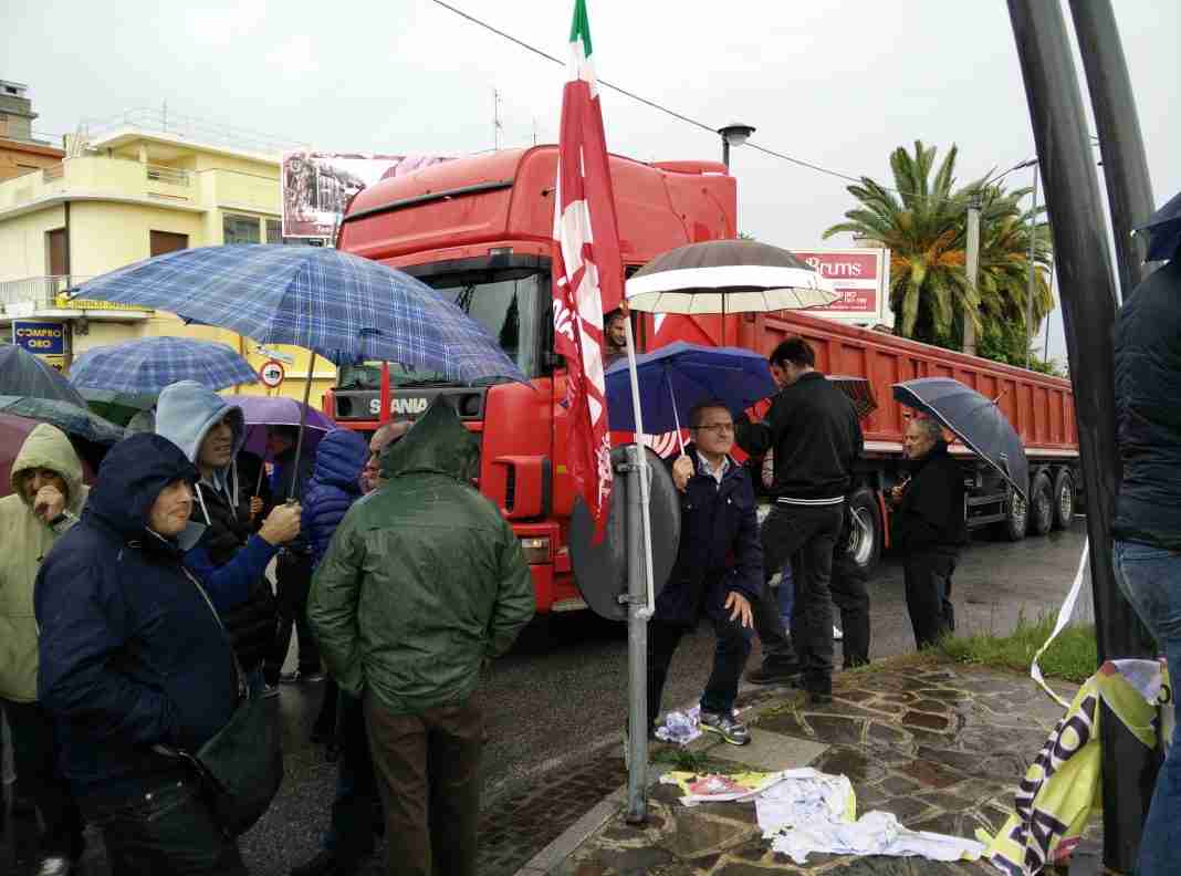 La pioggia non ferma la Cgil. Occupata la stazione di Gioia Tauro