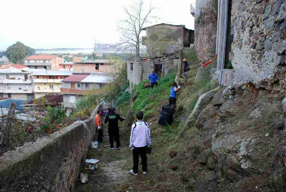 Gioia: ripulita la scala di via del vecchio mulino