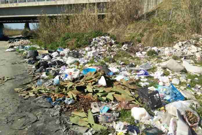 discarica strada per Drosi0 discarica abusiva