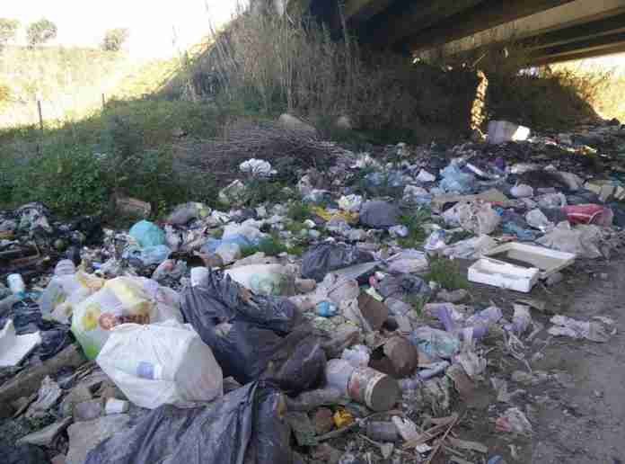 discarica strada per Drosi2 discarica abusiva