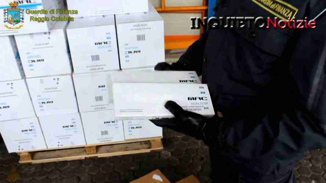 Le immagini del sequestro di sigarette al Porto