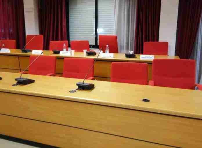 i banchi vuoti dell'opposizione