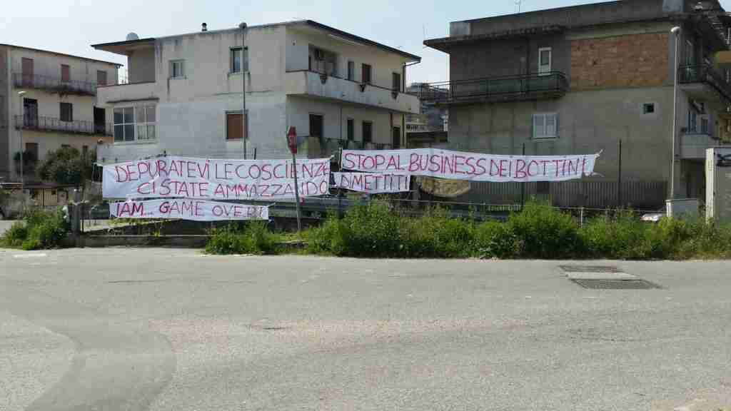 alcuni striscioni vicino al depuratore