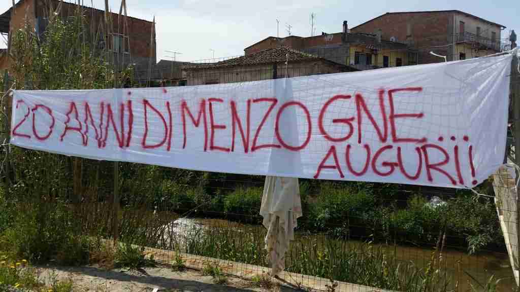 alcuni striscioni vicino al depuratore