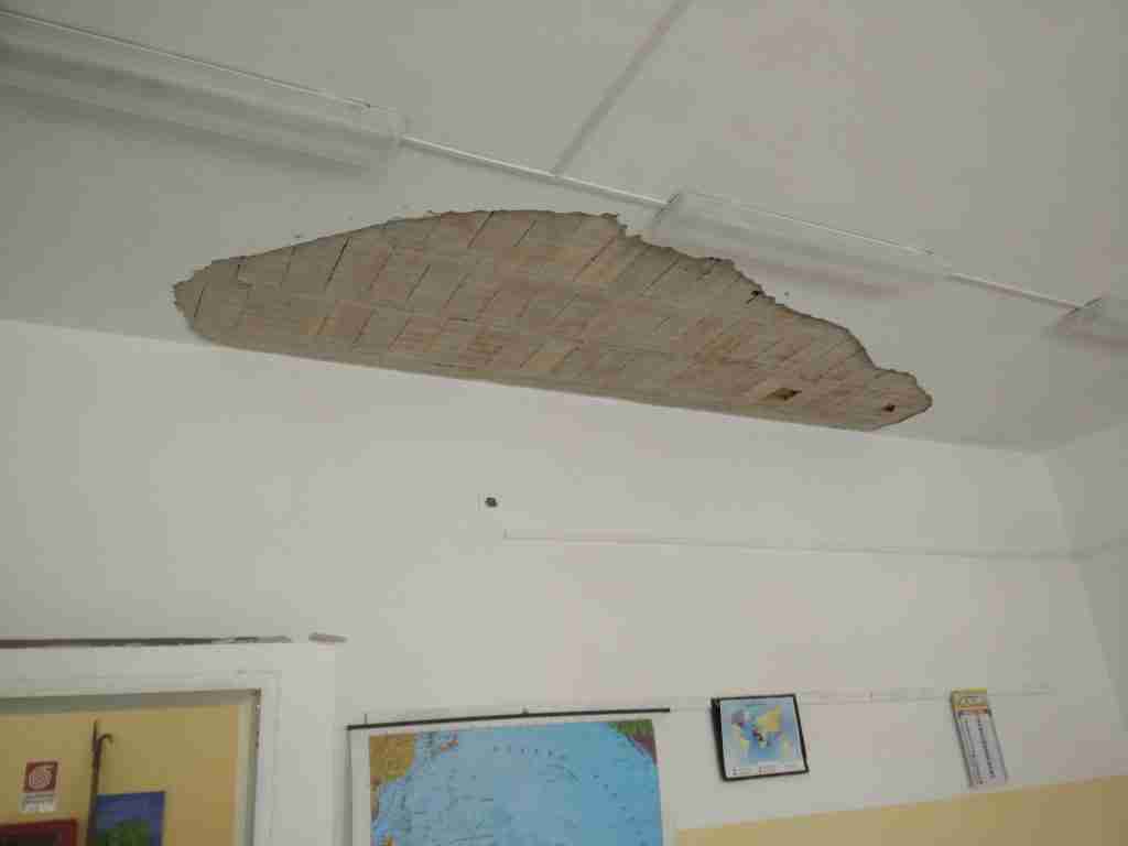 Il pezzo di intonaco crollato