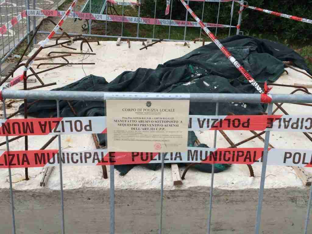 I sigilli alla base in cemento armato, in villa Mazzini a Palmi