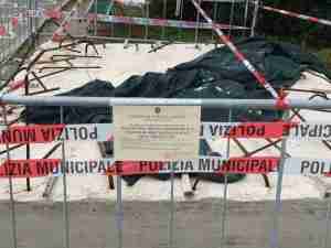 I sigilli alla base in cemento armato, in villa Mazzini a Palmi