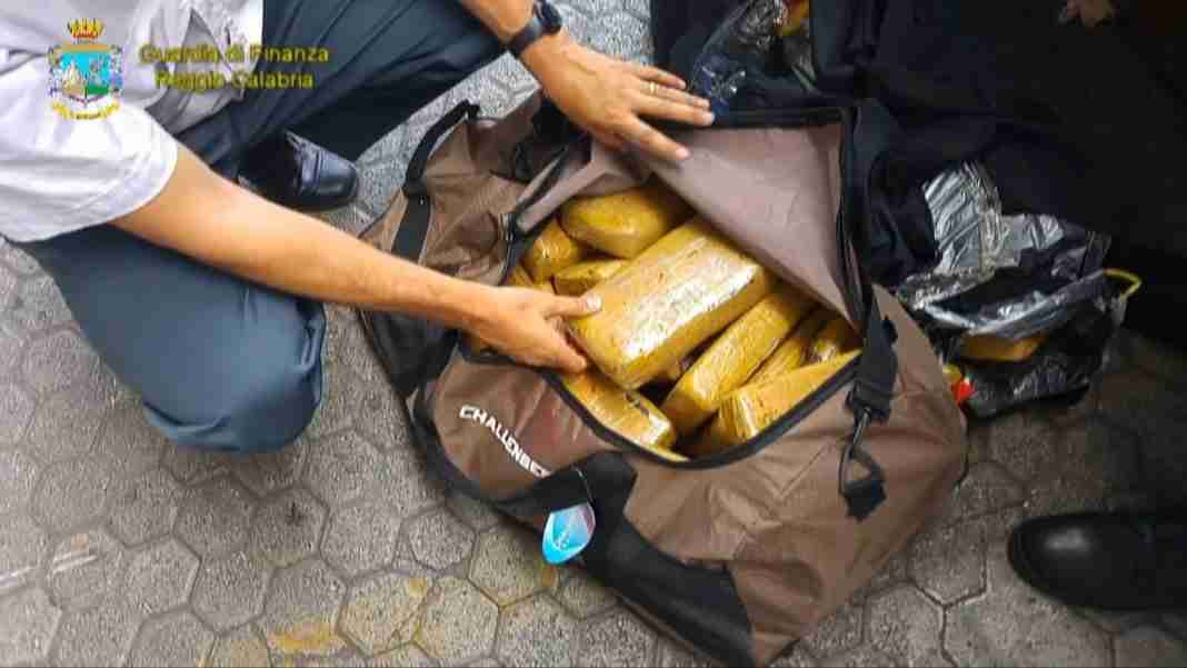 Operazione Vulcano: trovati 83 chili di cocaina sulla Msc Poh Lin