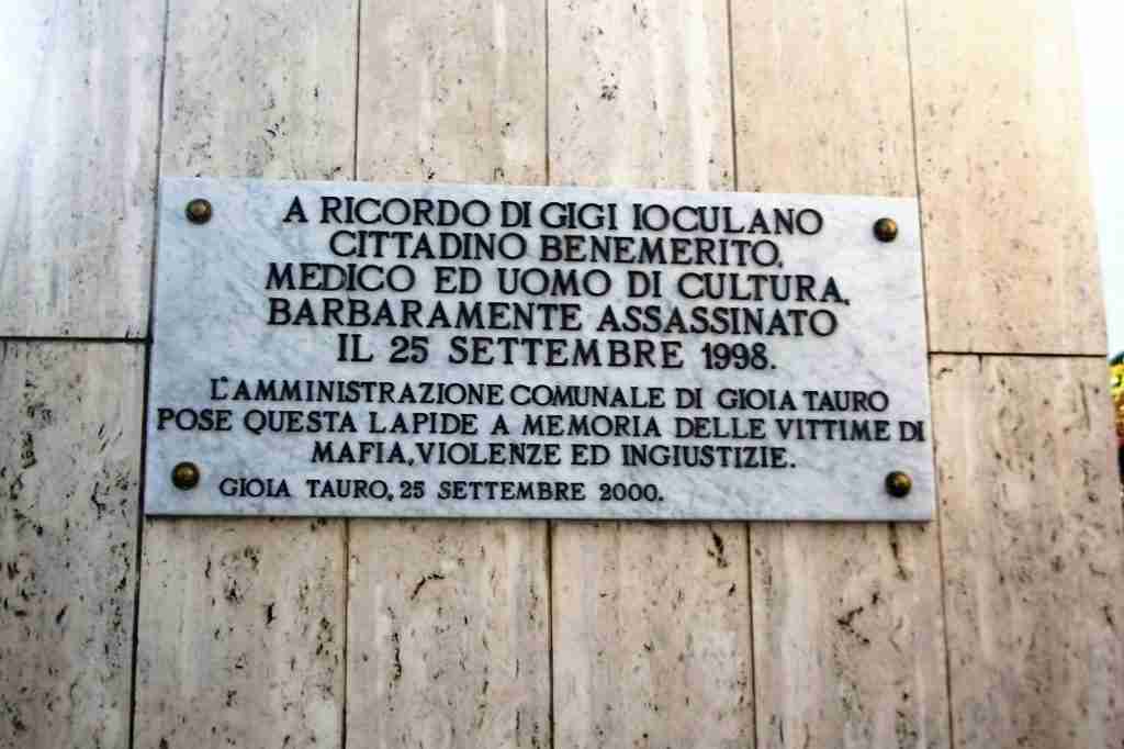 La targa al cimitero di Gioia Tauro
