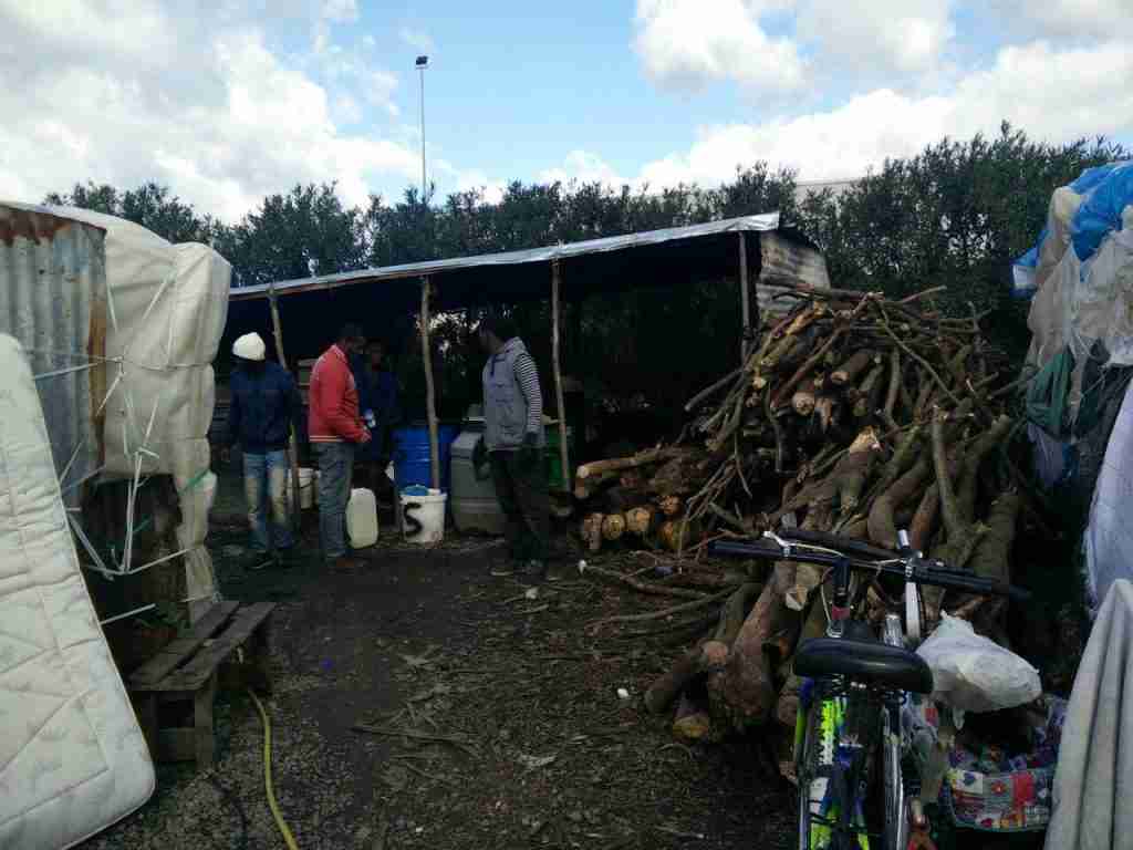 la baracca dell'acqua calda alla tendopoli