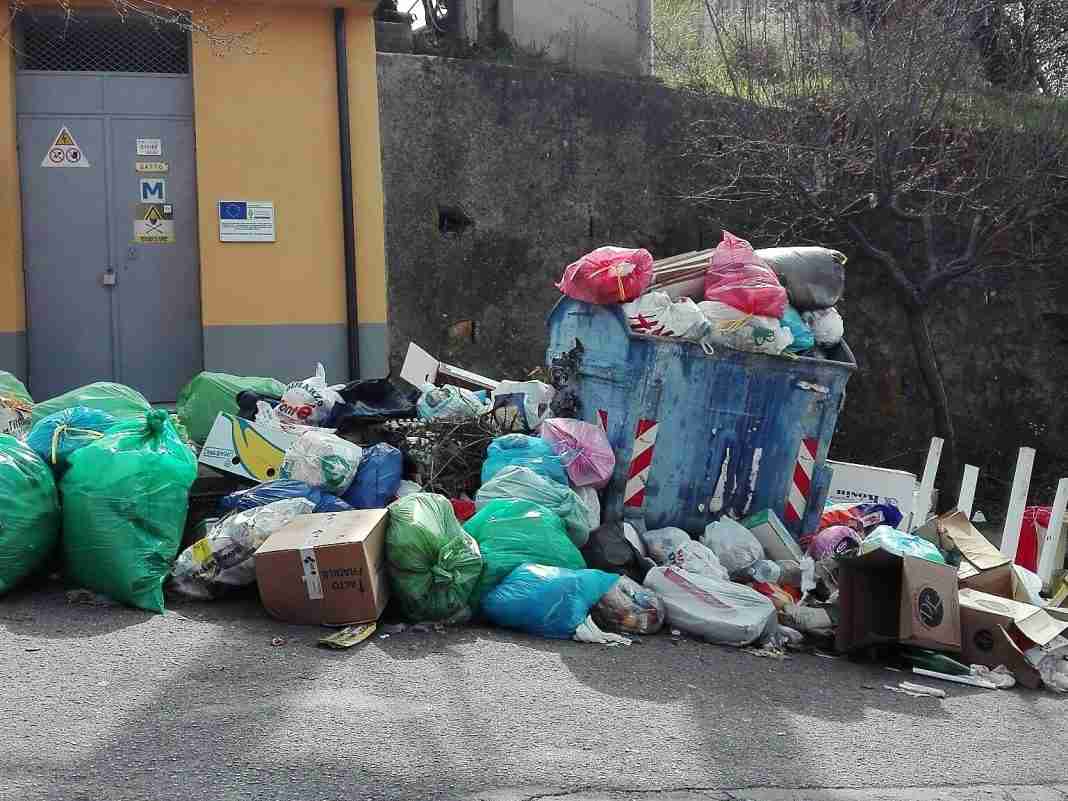 Spazzatura per strada a Laureana