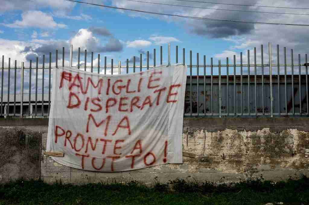 Uno degli striscioni all'esterno dei locali occupati