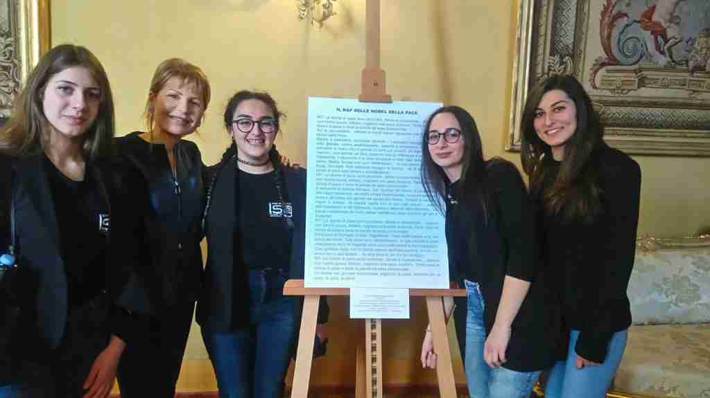 Le studentesse con Lilli Gruber