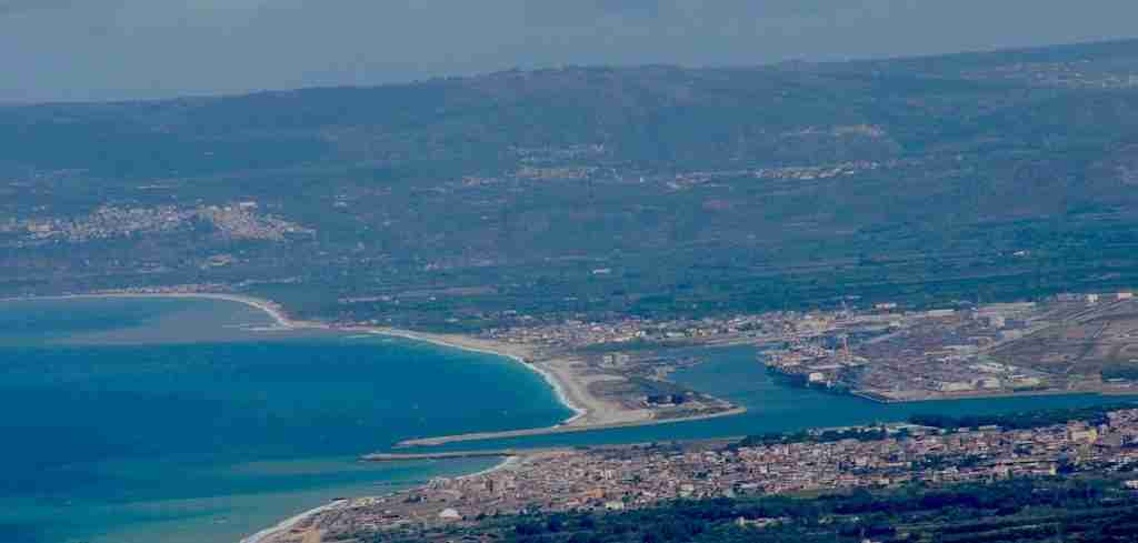 Panoramica della città di Gioia Tauro con il porto