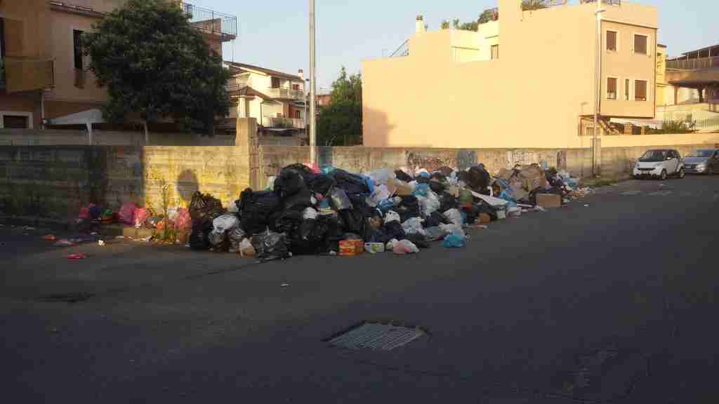 I rifiuti tra via Dante e via Sicilia