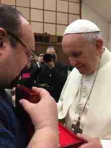 Magnoli mostra l'opera a Papa Francesco