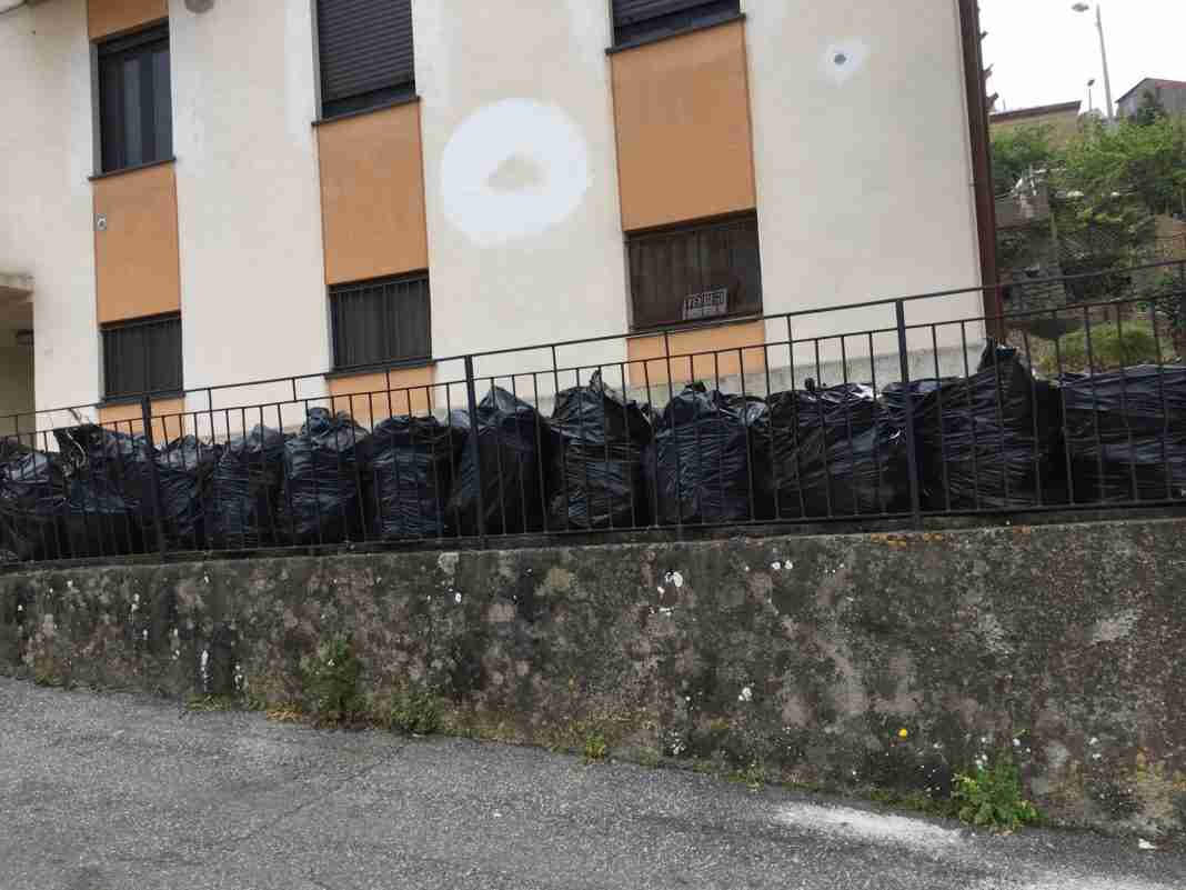 Palmi, sgomberato rione Impiombato per pulizia strade. Ma l’immondizia resta a terra