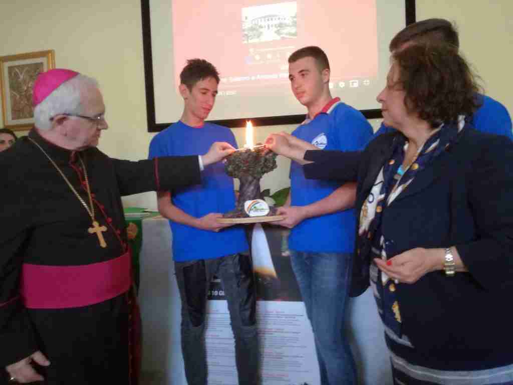 Il vescovo e la dirigente scolastica accendono la fiaccola