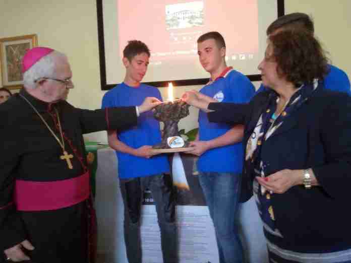 Il vescovo e la dirigente scolastica accendono la fiaccola