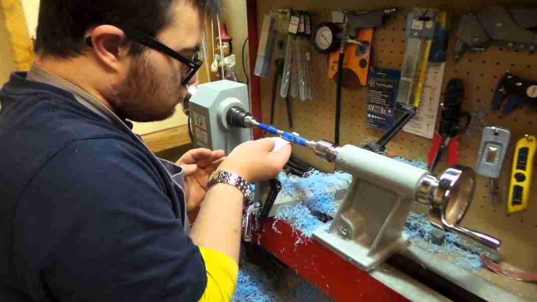 A Palmi “I Trucioli di Pinocchio”: storia di Manuel, giovane artigiano speciale