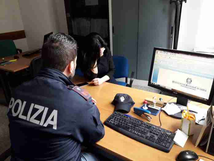 Foto denuncia violenza donna