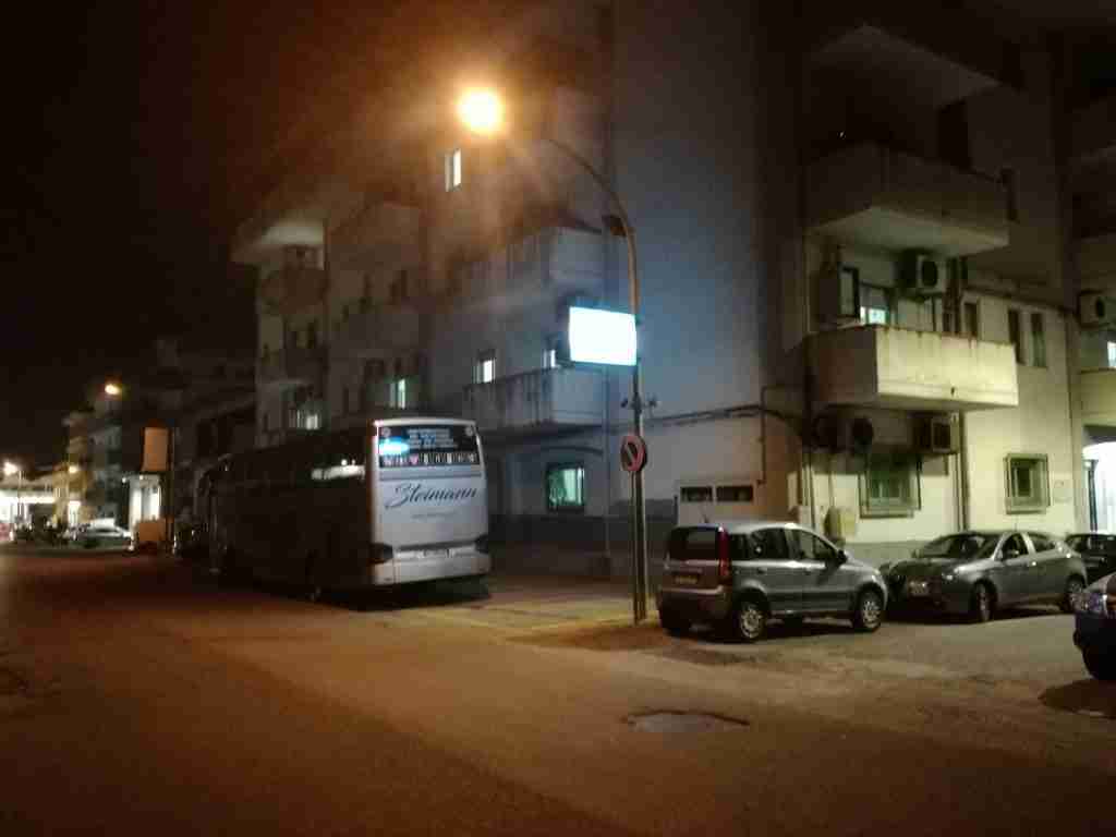 Il pullman davanti al commissariato di Gioia Tauro