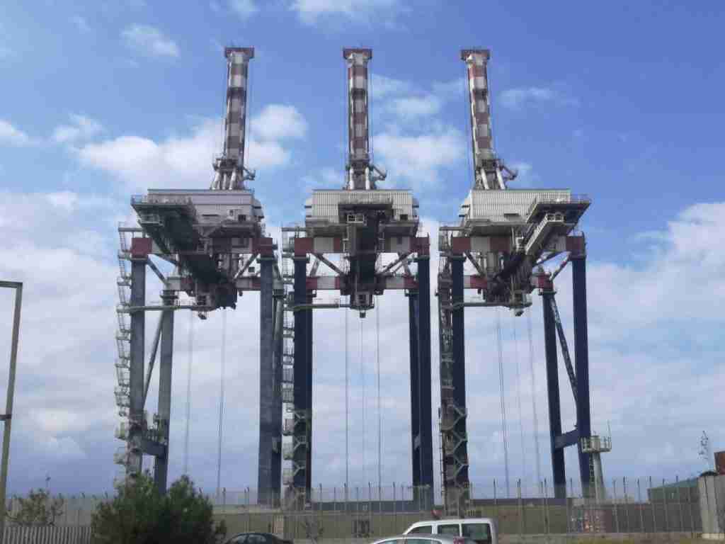Tre gru al porto di Gioia Tauro