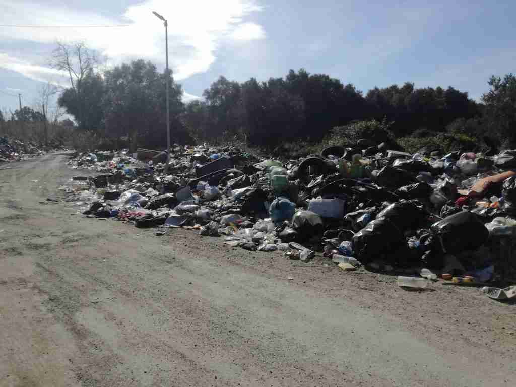 Rifiuti nel ghetto Ciambra