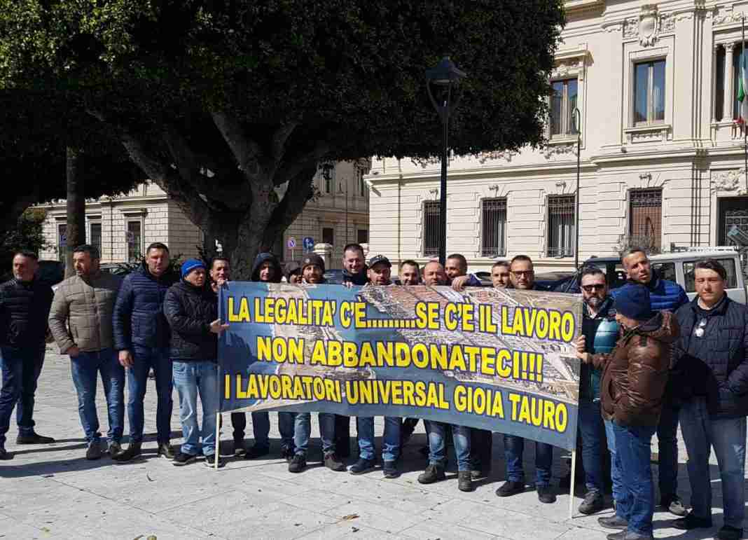 “Pronti a incatenarci al gate”