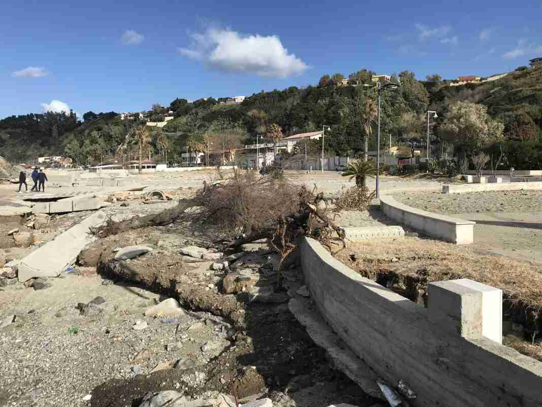 Rifiuti, detriti e ruderi: benvenuti alla Tonnara di Palmi