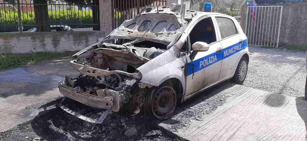 San Giorgio Morgeto, a fuoco l’auto della Municipale. Il sindaco: «Vile atto intimidatorio»