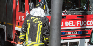 Esplode una bombola del gas durante lo spegnimento di un rogo: tragedia sfiorata a Crotone