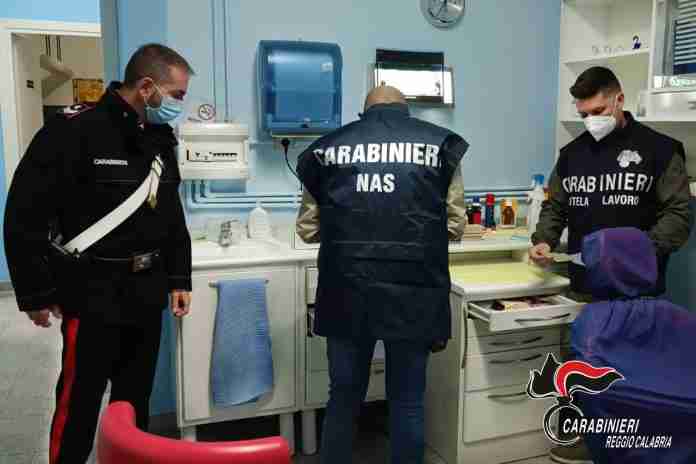 REGGIO CALABRIA. DENUNCIATO DAI CARABINIERI “FINTO DENTISTA”, SEQUESTRATI STUDIO E ANESTETICI SCADUTI