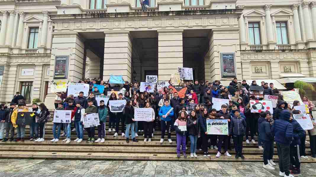 Reggio, centinaia di studenti al flash mob artistico promosso dalla Città metropolitana per la Giornata della Memoria