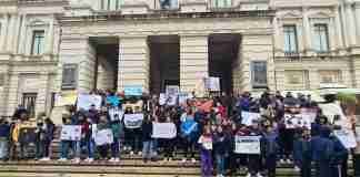 Reggio, centinaia di studenti al flash mob artistico promosso dalla Città metropolitana per la Giornata della Memoria