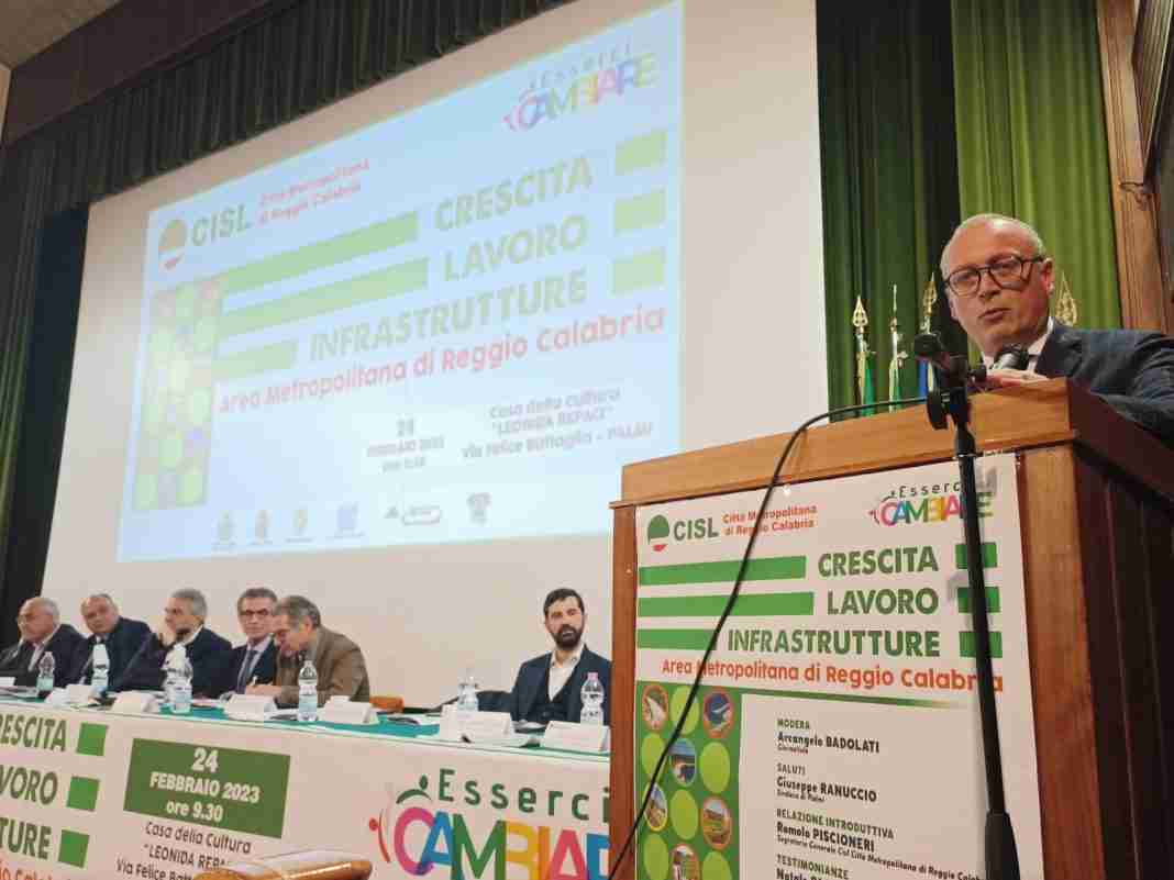 Versace al convegno Cisl di Palmi: «Funzioni alla Metrocity, attivazione della Zes, più attenzione a sanità e infrastrutture»