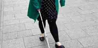 Si è finta cieca per 15 anni: denunciata una donna. Indagati anche i due medici che hanno certificato l’invalidità
