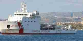 Un veliero con a borso 55 migranti soccorso dalla Guardia Costiera