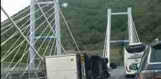 Bagnara, si ribalta un camion in autostrada