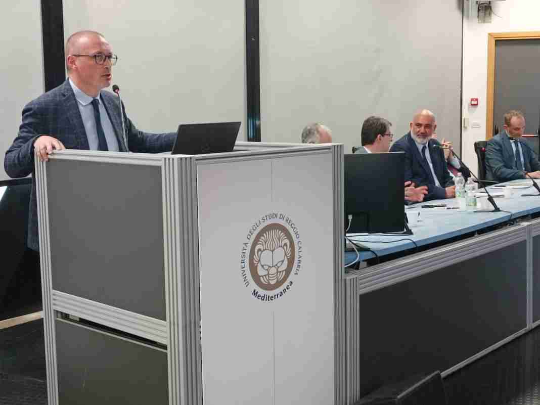 Versace: «Alta velocità, Statale 106 e Porto di Gioia Tauro siano infrastrutture strategiche da implementare a prescindere dal Ponte»