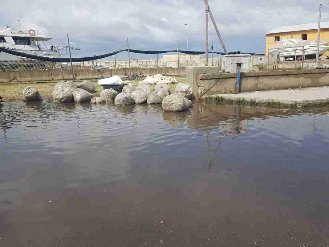 Frana lungo la strada per la Tonnara. Allagata la zone del Porto