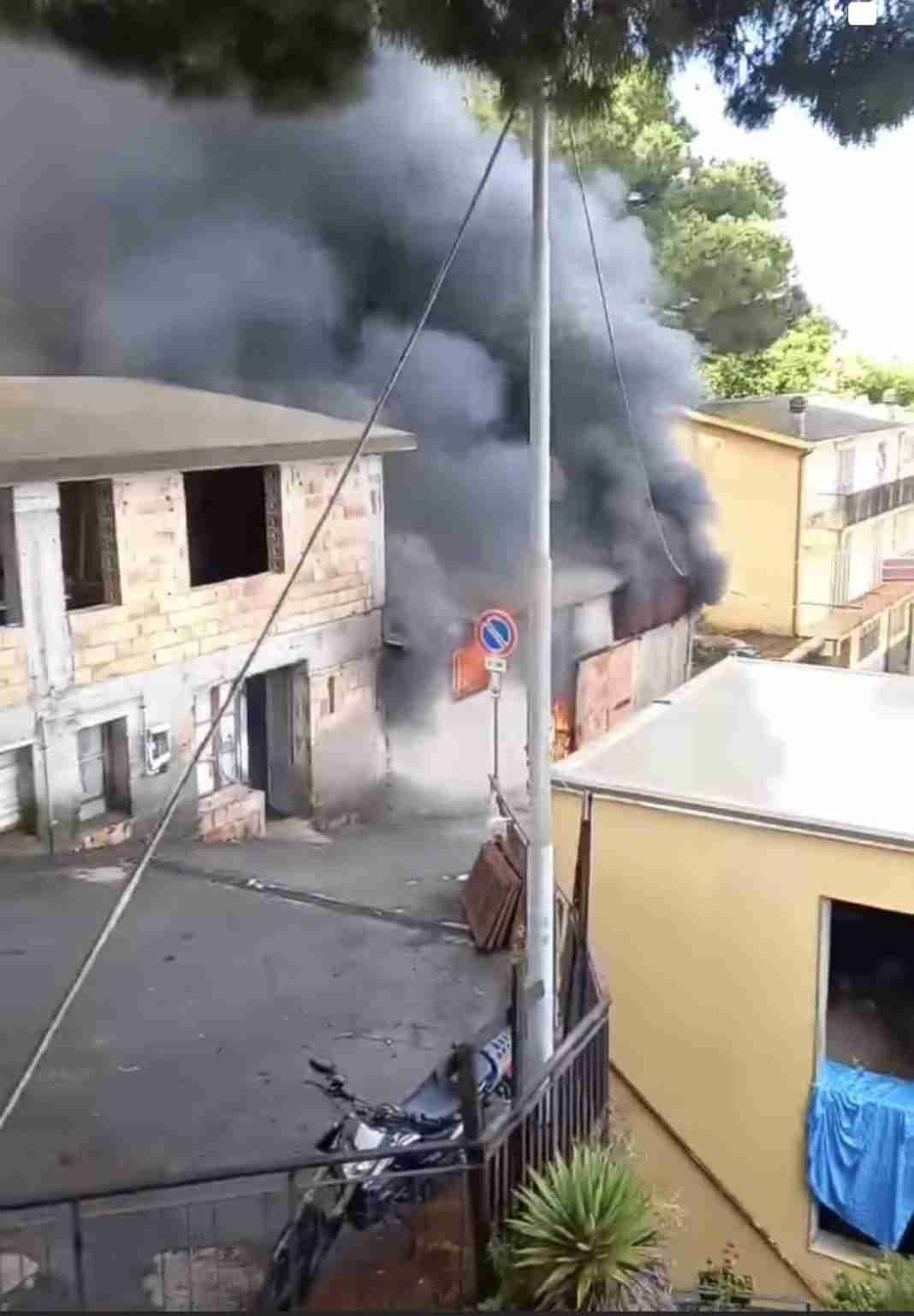 Palmi, incendio in un immobile a pochi passi dal centro